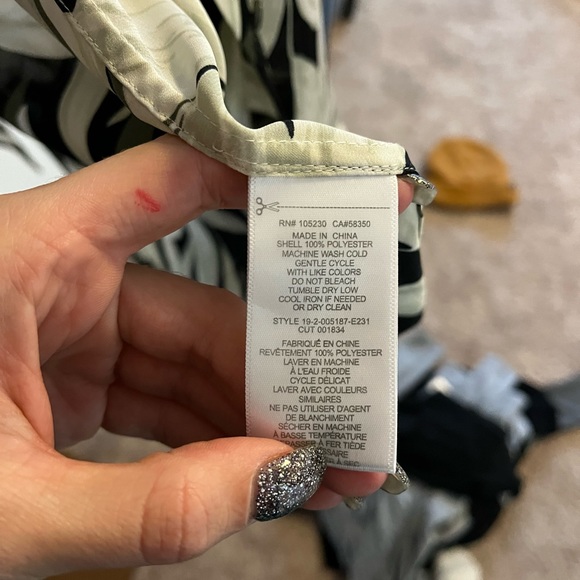 Floral button up 🤍🖤 - Picture 4 of 4